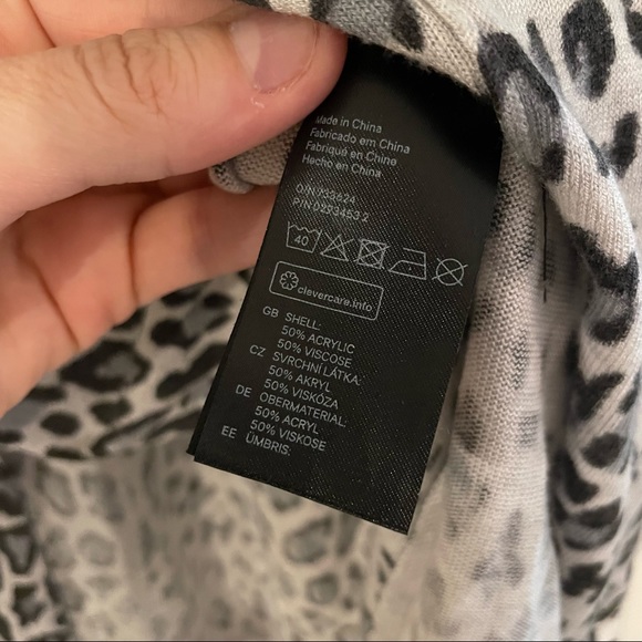 H&M Leopard Print Drop Shoulder Lightweight Knit Sweater Size Medium - Picture 7 of 9